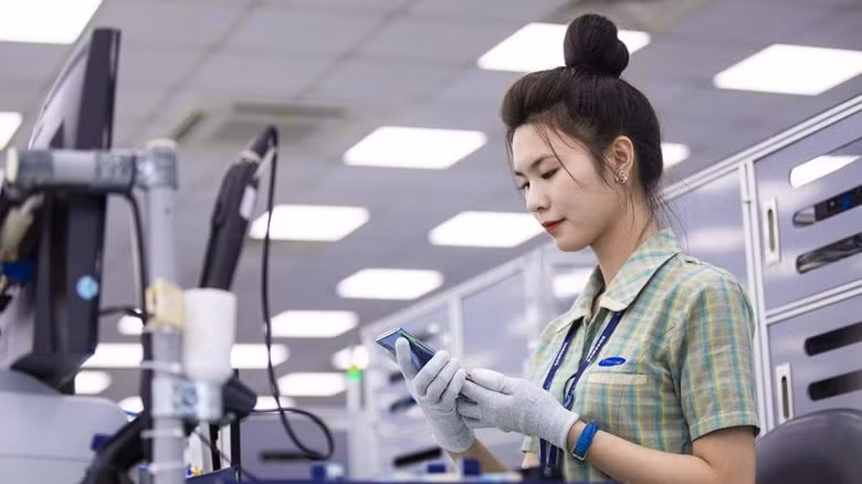 Une ouvrière travaillant dans une usine de Samsung au Vietnam. Photo : viez. 