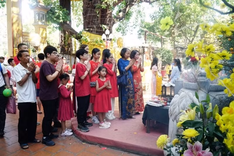 Des Vietnamiens dans une pagode vietnamienne à Vientiane, au Laos. Photo : VOV.
