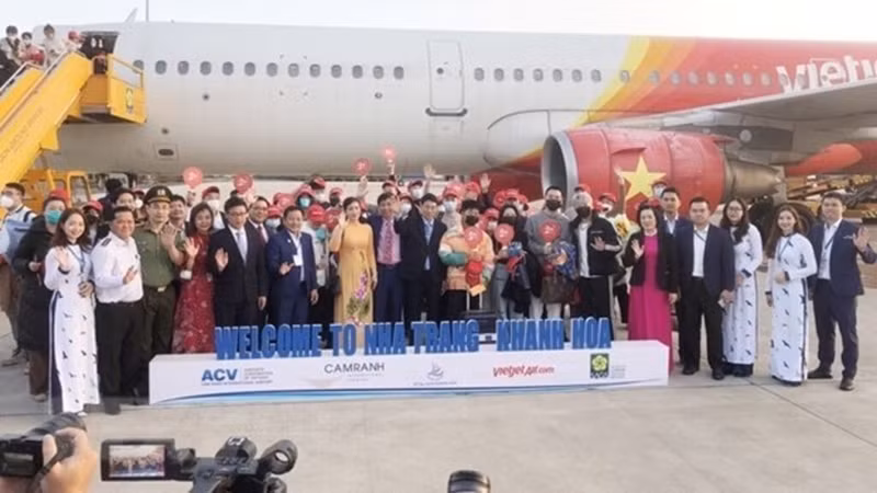 Les responsables de Khanh Hoa (au Centre) accueillent les premiers touristes lors du Têt du Chat. Photo : VNA/CVN.