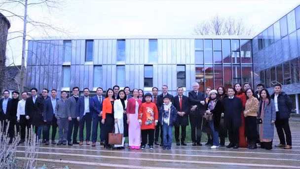 Des participants à la rencontre de la VIS à Oxford. Photo: VNA