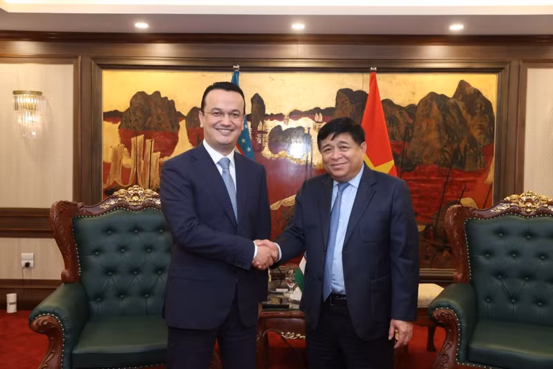 Laziz Kudratov et Nguyên Chi Dung. Photo : thoidai.com.vn