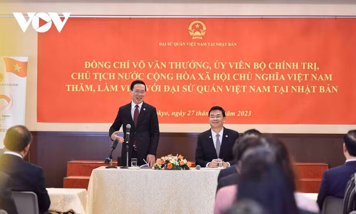 Le Président vietnamien, Vo Van Thuong (debout), lors de la rencontre avec le personnel de l'ambassade du Vietnam au Japon. Photo : VOV.