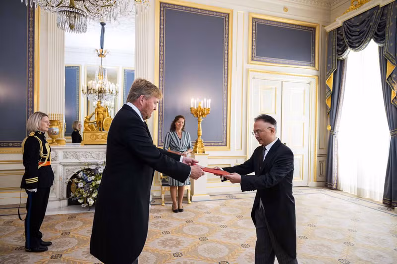 L’ambassadeur Ngô Huong Nam présente ses lettres de créance au roi des Pays-Bas. Photo : BQT