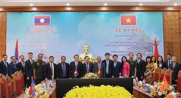 Cérémonie de signature d'un protocole d'accord sur la coopération entre Kon Tum (Vietnam) et Champasack (Laos). Photo : VNA.