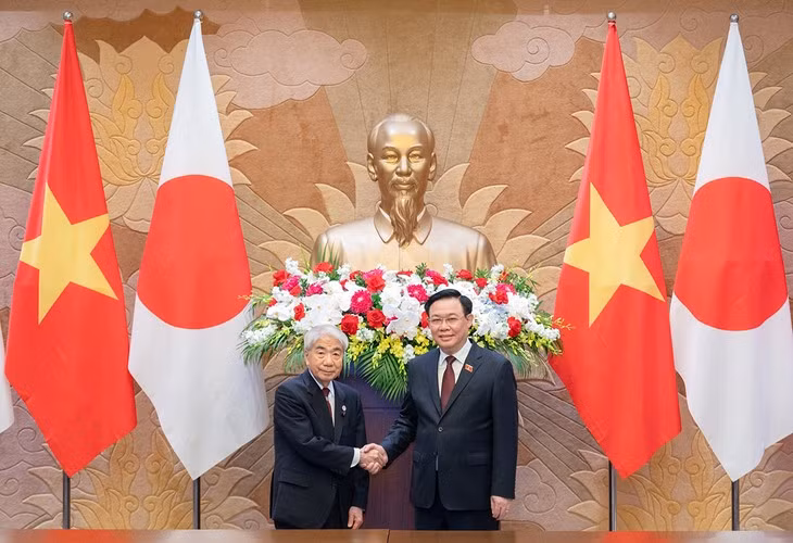 Vuong Dinh Huê (à droite) reçoit le Président de la Chambre des Conseillers du Japon. Photo : VOV.