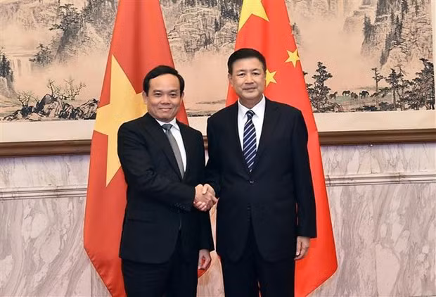 Le Vice-Premier ministre vietnamien et président du Comité national de Prévention et de lutte contre le sida, les drogues et la prostitution, Trân Luu Quang (à gauche) et le ministre chinois de la Sécurité publique Wang Xiaohong. 