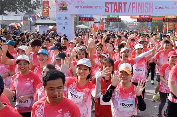 Près de 1.500 athlètes nationaux et internationaux participent au marathon de Dien Bien Phu 2024. Photo: VNA