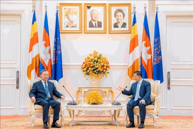 Le Premier ministre cambodgien, Samdech Thipadei Hun Manet (à droite), et le général To Lam, membre du Bureau politique et ministre vietnamien de la Sécurité publique du Vietnam. Photo : AKP/VNA.