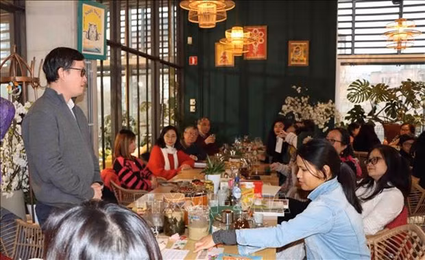 Convives au restaurant « Hanoi Station » situé au centre commercial Cameleon à Bruxelles. Photo : VNA