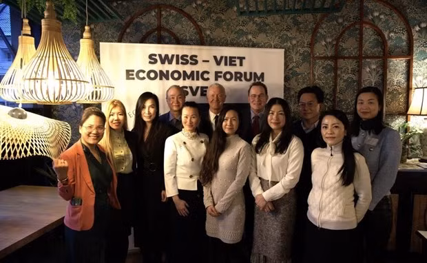 L'ambassadeur Phung Thê Long et membres du Comité d'administration du Forum. Photo: VNA