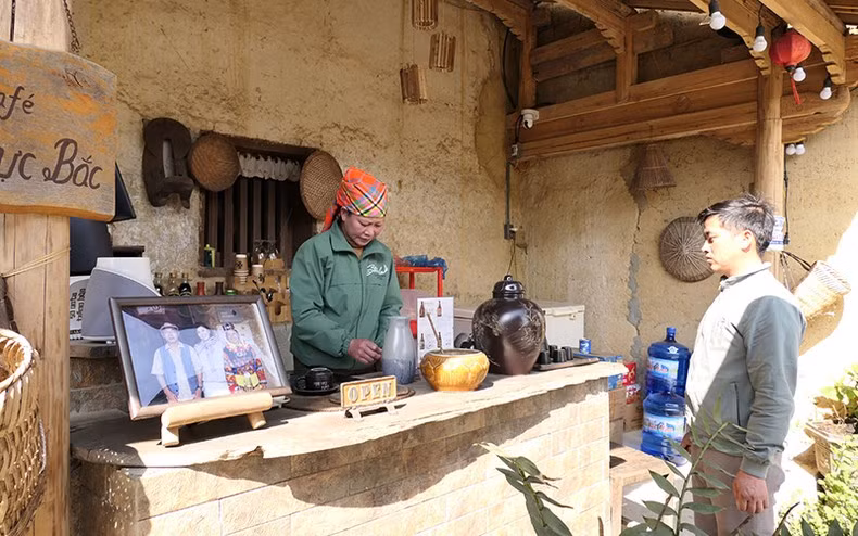 Dans le village de Lô Lô Chai, commune de Lung Cu, district de Dông Van, province de Ha Giang, Lu Thi Vân a appris la préparation et le service de boissons et a ouvert un café qui apporte une source de revenu stable pour sa famille. Dans le village de Lô Lô Chai, commune de Lung Cu, district de Dông Van, province de Ha Giang, Lu Thi Vân a appris la préparation et le service de boissons et a ouvert un café qui apporte une source de revenu stable pour sa famille.