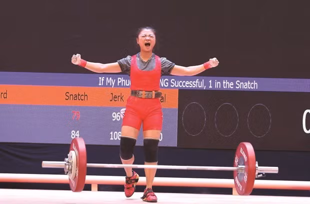 L’haltérophile Không My Phuong est comblée de joie après une tentative réussie lors des SEA Games 31, disputés en mai 2022 au Vietnam. Photo : CTV/CVN