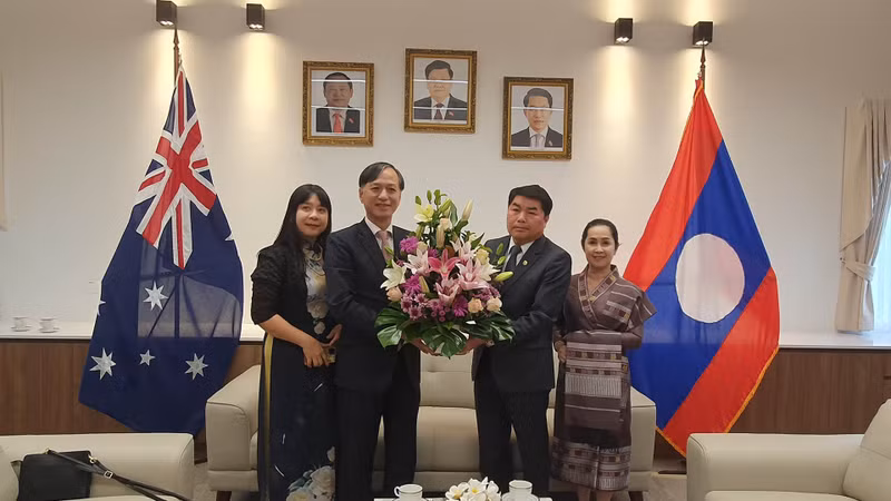 L’ambassadeur Nguyên Tât Thanh adresse ses vœux à l’ambassade laotienne en Australie. Photo : baoquocte.vn