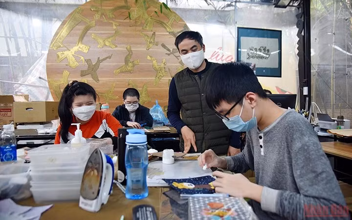 Des jeunes handicapés travaillent pour l'atelier Vuon Art, à Hanoï. Photo : Minh Duy/Nhân Dân