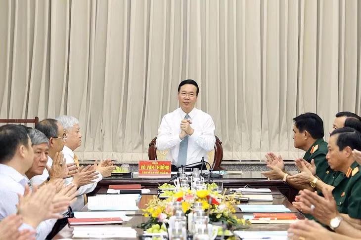 Le Président du Vietnam, Vo Van Thuong (debout), lors de la réunion avec le Commandement de la 9 e Zone militaire. Photo : VOV.