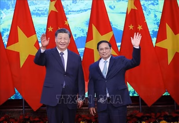Le Premier ministre de la République socialiste du Vietnam, Pham Minh Chinh (à droite), et le Secrétaire général du Comité central du Parti communiste chinois (PCC) et Président de la République populaire de Chine, Xi Jinping. Photo : VNA.