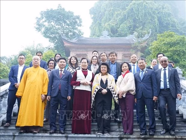 La Présidente de l’Assemblée nationale du Cambodge, Samdech Khuon Sudary et les dirigeants de la province de Ha Nam à la zone touristique nationale de Tam Chuc. Photo : VNA.