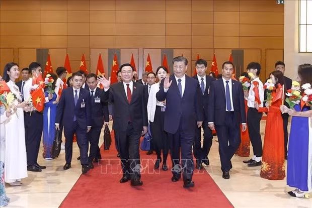 Le Président de l’Assemblée nationale (AN) de la République socialiste du Vietnam, Vuong Dinh Huê, et le Secrétaire général du Comité central du Parti communiste chinois (PCC) et Président de la République populaire de Chine, Xi Jinping. Photo : VNA.