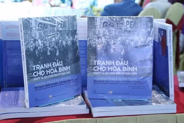 Livre « Combats pour paix au Vietnam ». Photo : VNA.