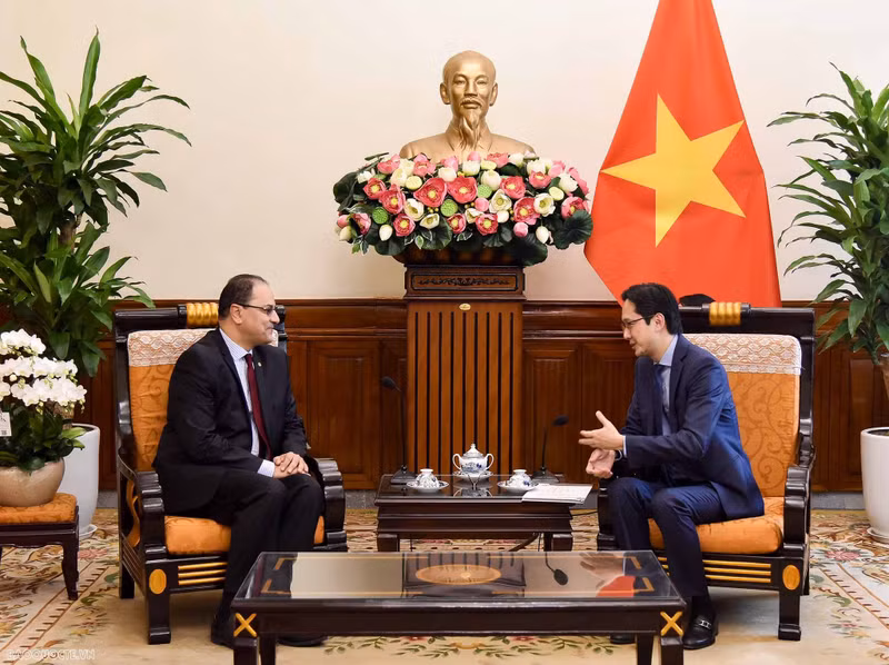 La séance de travail entre les deux parties. Photo : baoquocte.vn
