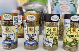 Des produits à base de poivre de Phu Quoc, certifiés OCOP trois étoiles de la province d'An Giang, sont exposés lors d'une exposition consacrée aux produits OCOP emblématiques du delta du Mékong. Photo : VNA. 