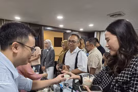 Une entreprise vietnamienne présente les produits de café DaLaKon lors de l’événement. Photo : VNA 