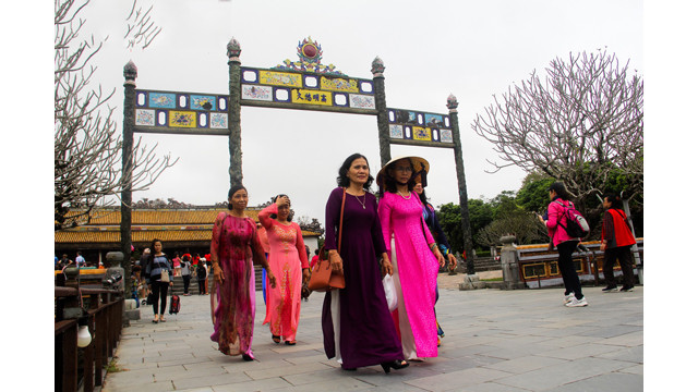 Images impressionnantes de centaines de pans d’ao dài à Dai Nôi de Huê ảnh 5 Images impressionnantes de centaines de pans d’ao dài à Dai Nôi de Huê ảnh 5