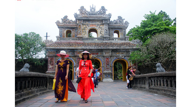 Images impressionnantes de centaines de pans d’ao dài à Dai Nôi de Huê ảnh 10 Images impressionnantes de centaines de pans d’ao dài à Dai Nôi de Huê ảnh 10