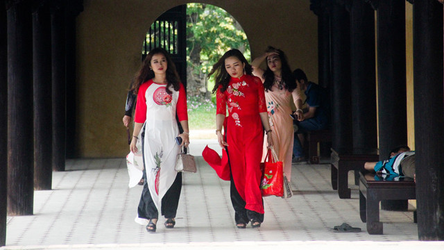 Images impressionnantes de centaines de pans d’ao dài à Dai Nôi de Huê ảnh 4 Images impressionnantes de centaines de pans d’ao dài à Dai Nôi de Huê ảnh 4