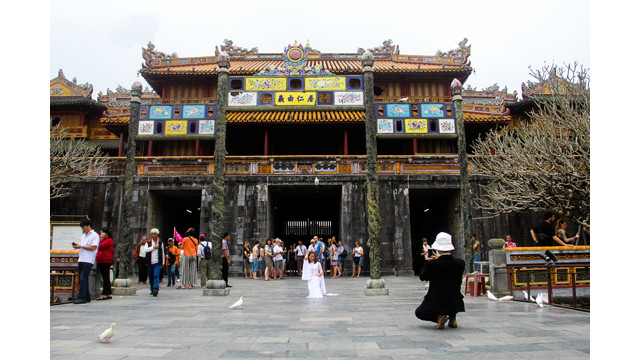 Images impressionnantes de centaines de pans d’ao dài à Dai Nôi de Huê ảnh 9 Images impressionnantes de centaines de pans d’ao dài à Dai Nôi de Huê ảnh 9