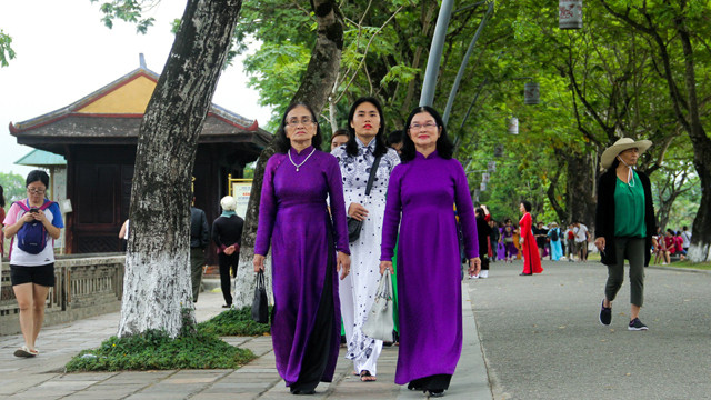 Images impressionnantes de centaines de pans d’ao dài à Dai Nôi de Huê ảnh 3 Images impressionnantes de centaines de pans d’ao dài à Dai Nôi de Huê ảnh 3