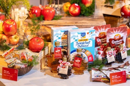 Les produits emblématiques du Canada ont été présentés lors de l’événement. Photo : Ambassade du Canada au Vietnam.