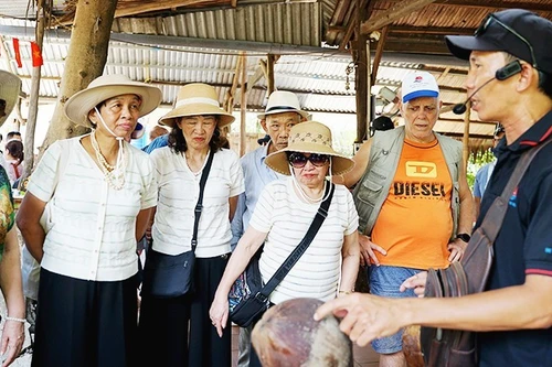 Les villages d’artisanat, les produits locaux et l’écosystème économique rural sont de plus en plus associés au tourisme et à la culture. Photo : Nam Hai.