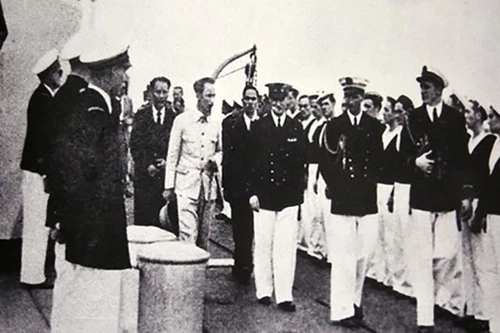 Le haut-commissaire d’Argenlieu accueille le Président Hô Chi Minh à bord du croiseur Emile Bertin, le 24 mars 1946. Derrière lui, à droite, M. Hoang Minh Giam ; à gauche, M. Nguyen Tuong Tam.