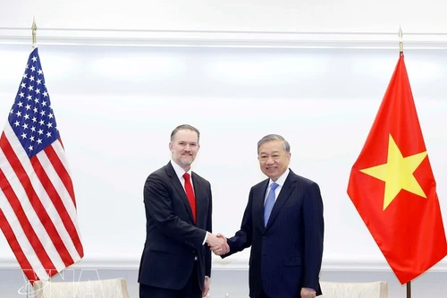 Le secrétaire général du Parti communiste du Vietnam, To Lam (droite) et le représentant américain au commerce (USTR), l’ambassadeur Jamieson Greer. Photo : VNA. 