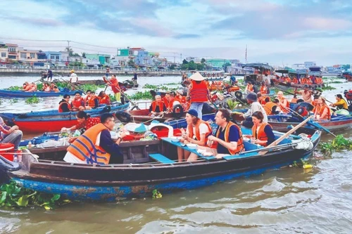 L’expérience gastronomique du marché flottant de Cai Rang (Can Tho) séduit aussi bien les visiteurs nationaux qu’internationaux.