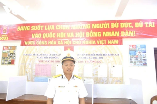 Le lieutenant-colonel Nguyen Quoc Tuan, exprime sa confiance à travers chaque bulletin de vote.