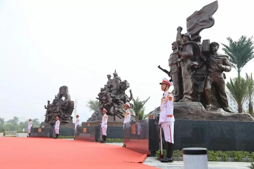 La zone des symboles comprend cinq groupes de statues représentant la solidarité et l’amitié entre le Vietnam et l’Union soviétique, la Chine, Cuba, le Laos et le Cambodge. Photo : Thanh Long.