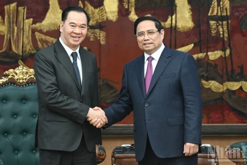Le Premier ministre Pham Minh Chinh (droite) et le ministre lao de l’Éducation et des Sports, Thongsalith Mangnormek. Photo : nhandan.vn