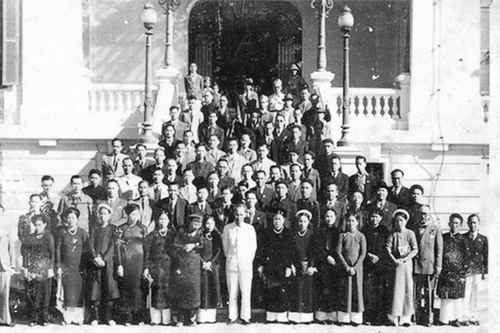 Le président Ho Chi Minh aux côtés des entrepreneurs hanoïens devant le Palais du Tonkin, le 18 septembre 1945. Photo d’archives.