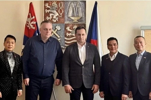 Pham Gia Hau, vice-président de l’Union des associations vietnamiennes en République tchèque et président de l’Association vietnamienne de la culture et des arts en République tchèque (à l’extrême gauche), aux côtés des dirigeants de la province de Karlovy Vary et des représentants de la ville de Karlovy Vary. Photo : baoquocte.