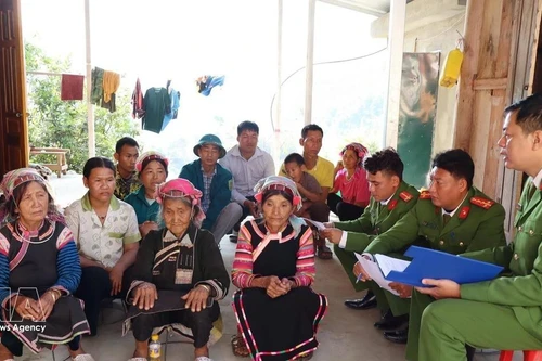 Dans la commune de Hua Bum, des policiers sensibilisent les habitants à l'importance du jour des élections, ainsi qu'à leurs droits et devoirs civiques. Photo : VNA 