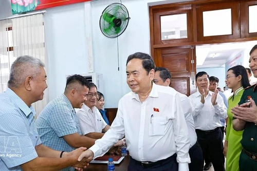 Le président de l'Assemblée nationale à l’écoute d'électeurs de Ho Chi Minh-Ville. Photo : VNA. 