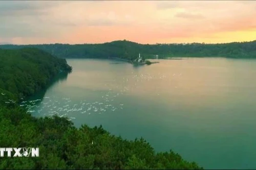 Le lac T'Nung, surnommé "les yeux de Pleiku", est l'une des destinations touristiques les plus prisées de Gia Lai. Photo : VNA. 