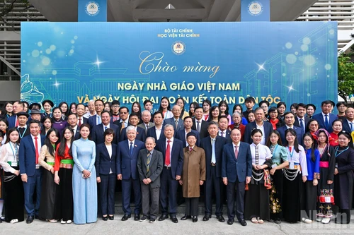 Le vice-président de l’Assemblée nationale Do Van Chien aux côtés des délégués et étudiants de l’Académie des Finances lors de la cérémonie commémorative.