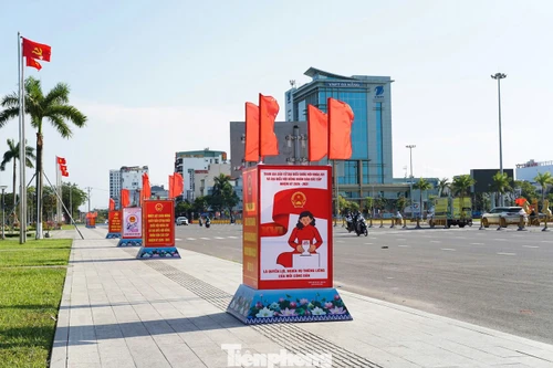 La ville balnéaire de Da Nang se pare de drapeaux et de banderoles à l’approche du jour de l’élection