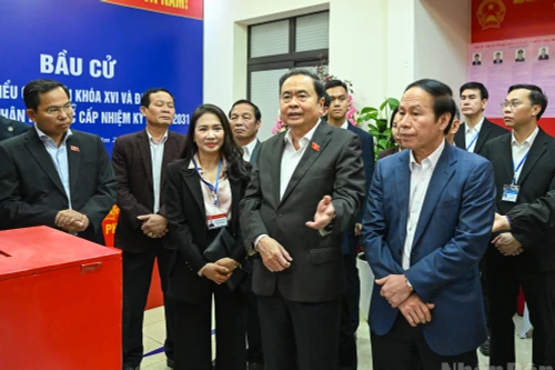 Le président de l’Assemblée nationale Tran Thanh Man, président du Conseil électoral national, inspecte les préparatifs électoraux dans le quartier de Hai An, à Hai Phong. (Photo : Duy Linh)