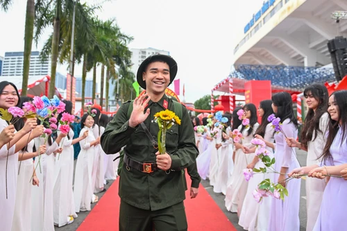 Les jeunes de la capitale partent avec enthousiasme accomplir leur service militaire