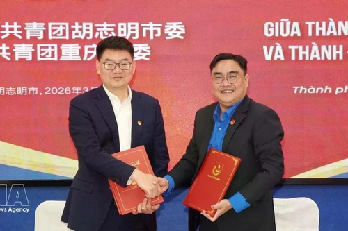 Signature du protocole d'accord de coopération entre L’antenne de l’Union de la jeunesse communiste Hô Chi Minh (UJCH) à Hô Chi Minh-Ville et le comité de la Ligue de la jeunesse communiste chinoise (LJCC) de Chongqing. Photo: VNA 