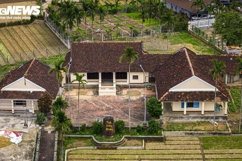 Contempler les maisons centenaires au bord de la rivière Kon, à Gia Lai